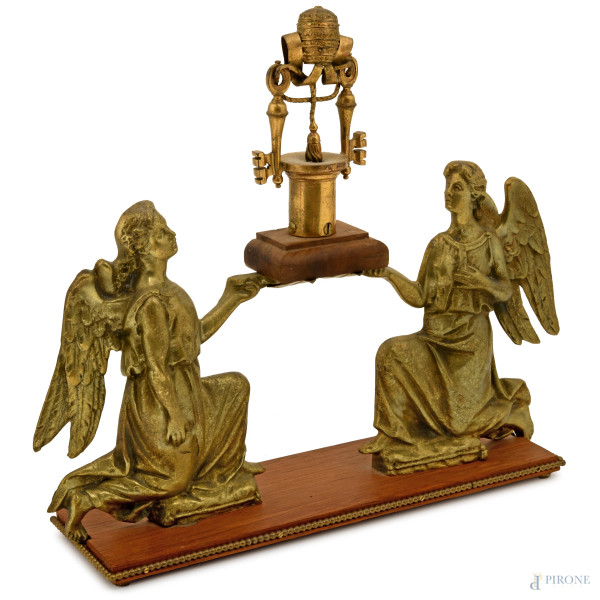 Gruppo scultoreo in bronzo dorato con angeli inginocchiati, Francia, fine del XIX secolo, cm 35x3...