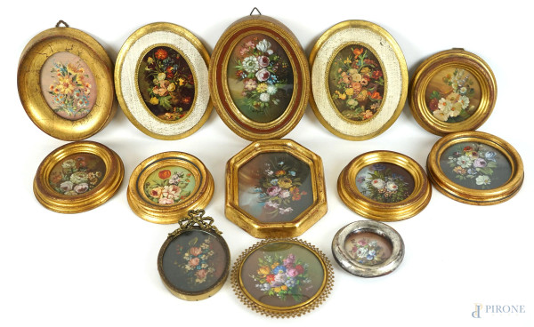 Lotto di tredici miniature  raffiguranti fiori, supporti ed epoche diverse, misure max cm 11,5x8,5 circa, entro cornici, (segni del tempo).