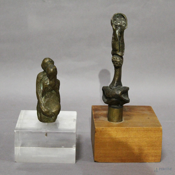 Lotto di due sculture in bronzo raffiguranti amanti e astratto, h. max 14,5 - 8,5 cm,.