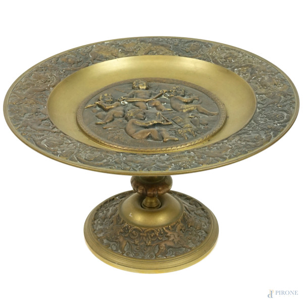 Alzata in bronzo dorato con piatto decorato a bassorilievo raffigurante dei putti suonatori, fascia esterna e base decorati a grottesche, XX secolo, h cm 15, diametro cm 26,1