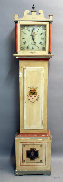 Orologio a torre in legno laccato e dipinto con stemma nobiliare, cm 195x44x25, XIX sec.