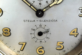 Orologio sveglia vintage in metallo, altezza cm 15 - Asta ASTA A TEMPO -  DUE SESSIONI - Aste Pirone