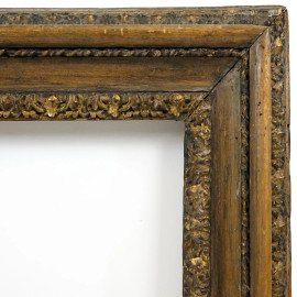 Cornice Salvator Rosa, XVII secolo, in legno intagliato e dorato, battuta  interna con foglie aperte verso la luce, gola liscia seguita da intaglio a  fune ritorta, gola rovescia seguita da profilo a