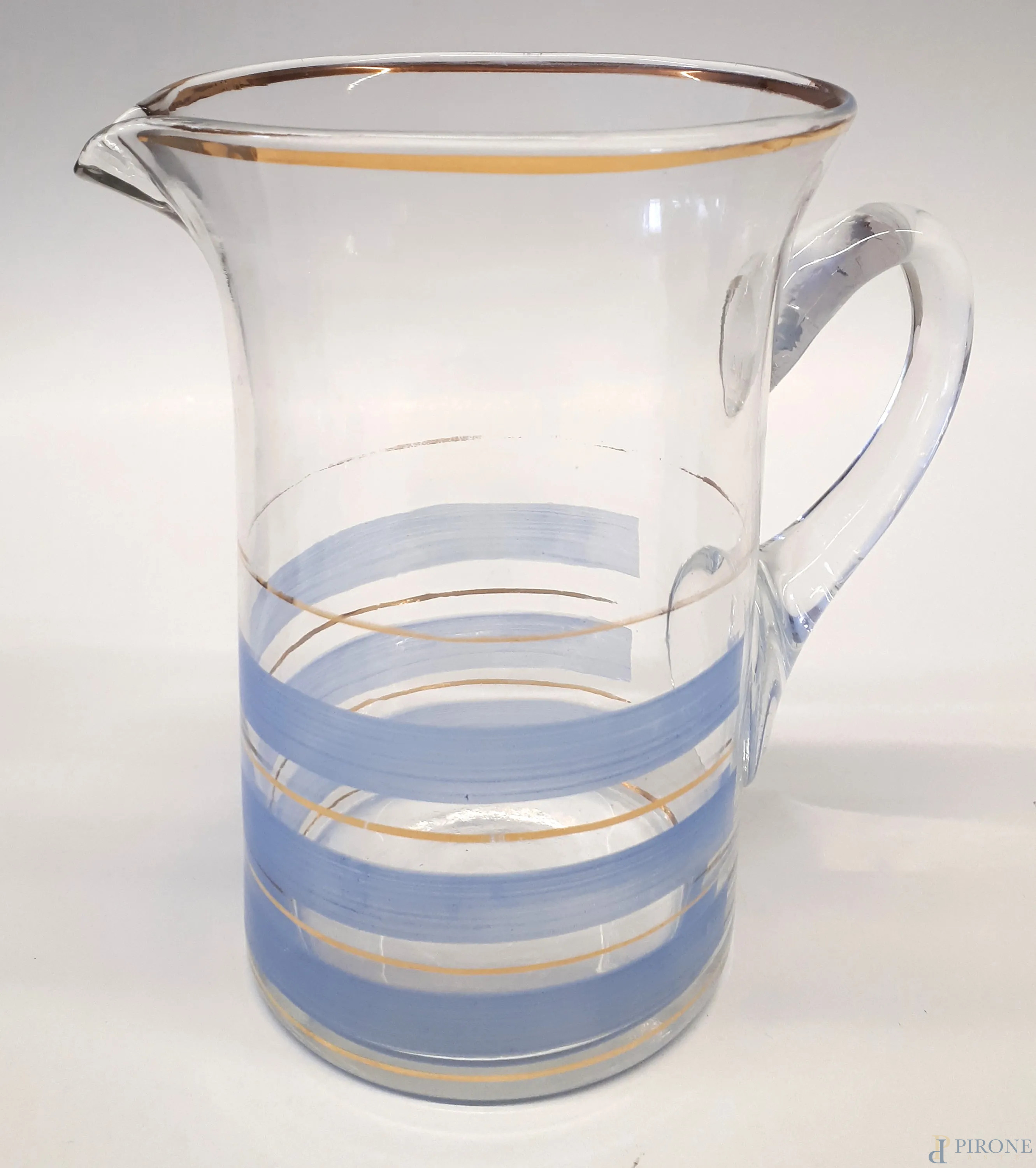 Servizio vintage da acqua bibita o vino in vetro composto da sei bicchieri  e brocca decorati con fasce azzurre e fili in oro zecchino, altezza  bicchieri cm 13, altezza brocca cm 20