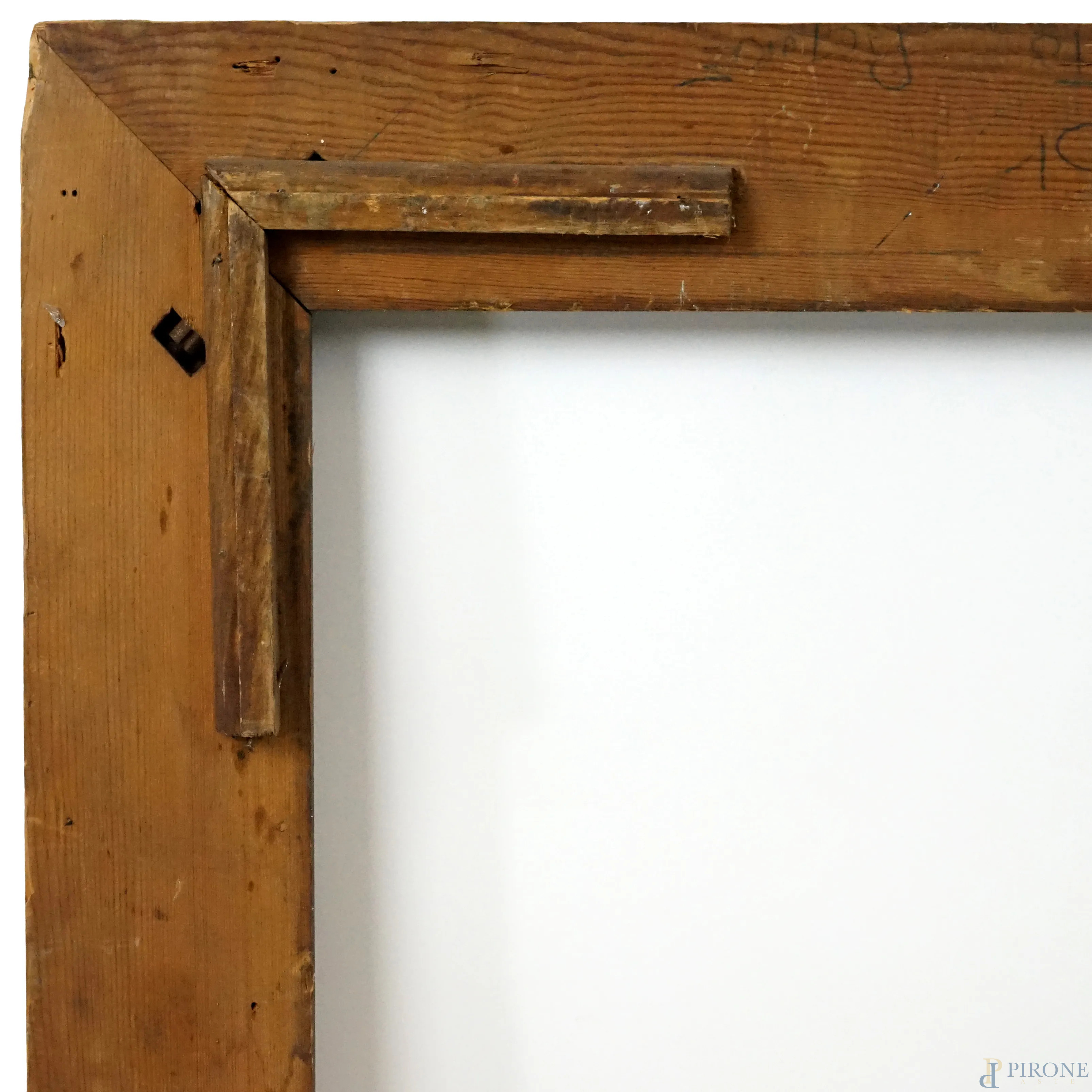 Cornice in legno intagliato e scolpito, inizi XX secolo, profilo interno a  listelli e perline, fascia ornata da decoro naturalistico, misure ingombro  cm 119,5x110, misure battuta cm 105x94,5, (difetti) - Asta ASTA