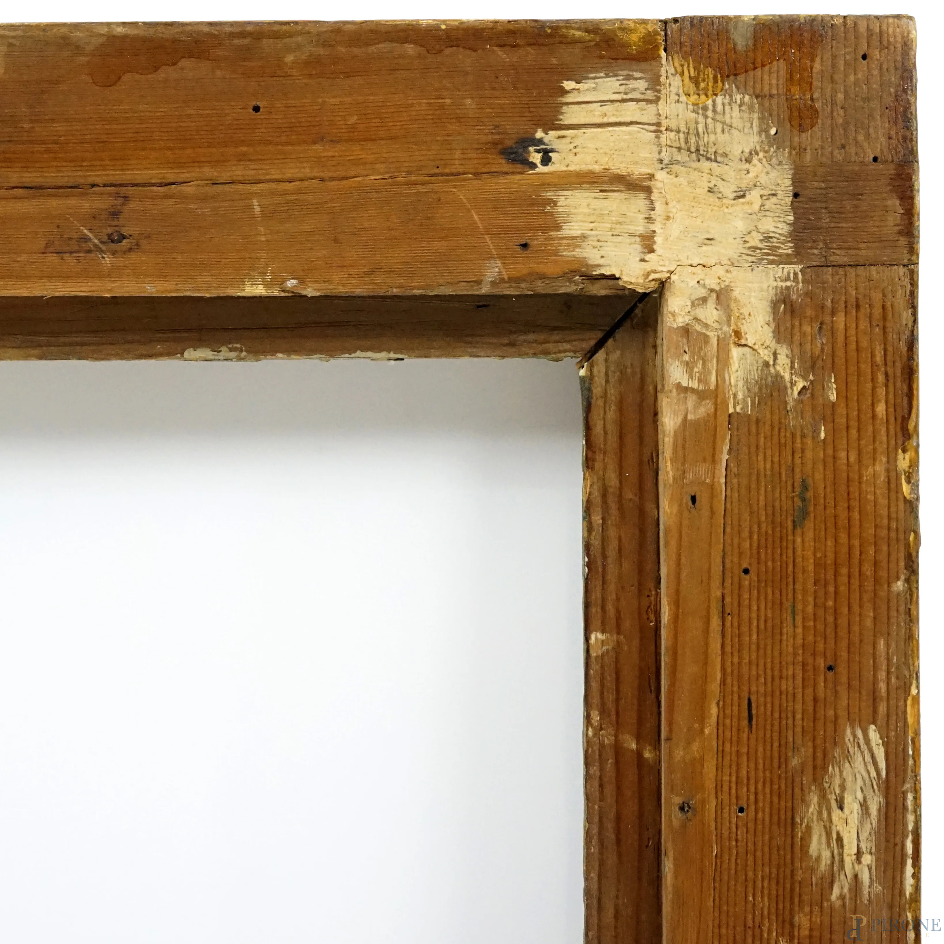 Cornice in legno intagliato e dorato, XIX secolo, profilo interno mosso,  seguito da gola liscia e battuta esterna a rilievo, ingombro cm 63,5x55,  battuta cm 51,5x43,5, (difetti) - Asta ASTA A TEMPO