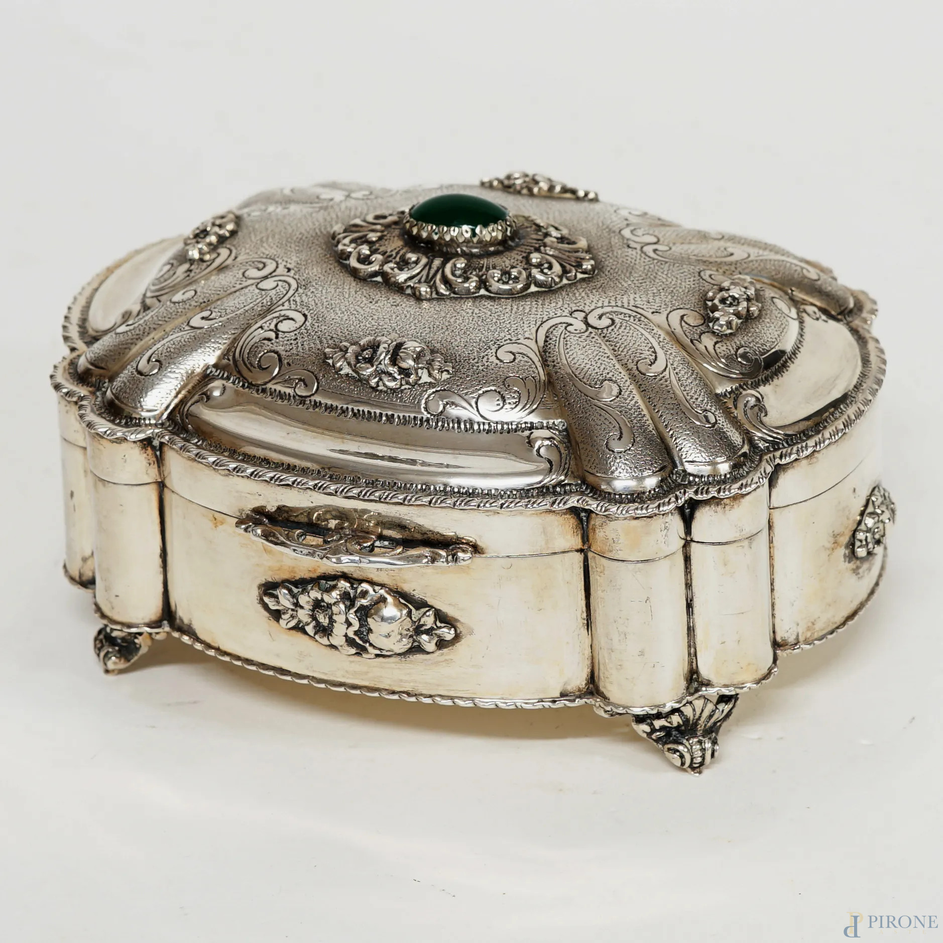 Cofanetto portagioie in argento, Alessandria, seconda metà del XX secolo,  coperchio con con castone in pietra verde, decori incisi e sbalzati,  piedini cesellati, cm h 7x14,5x12,5, peso gr. 419 - Asta ASTA