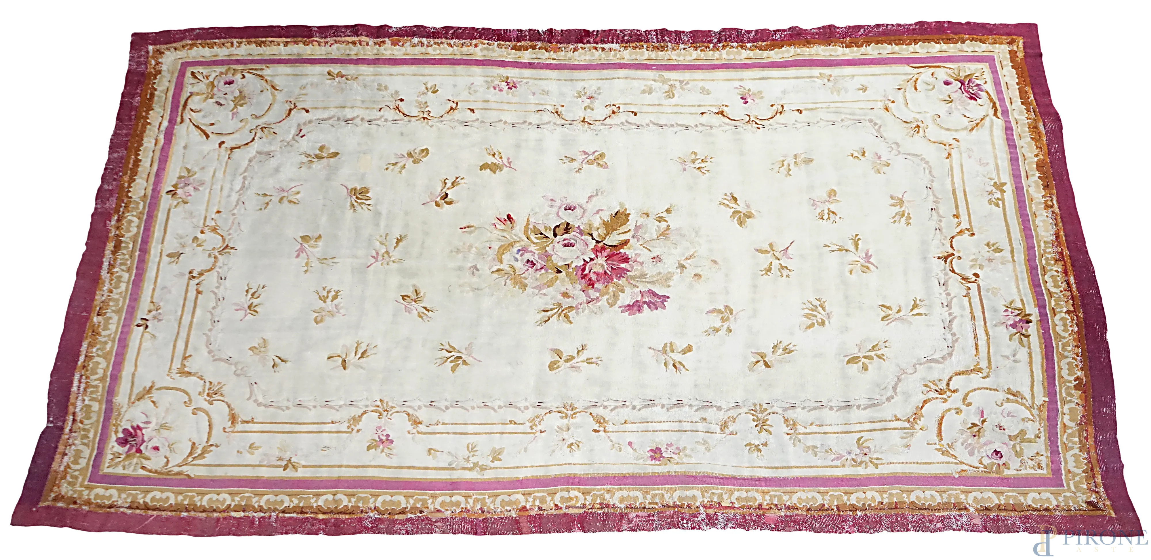 Tappeto Aubusson, Francia, XIX secolo, a medaglione floreale centrale su  fondo color avana, entro bordure nei toni del rosso, cm 300x178, (difetti,  restauri) - Asta ASTA A TEMPO DI CORNICI, TAPPETI E