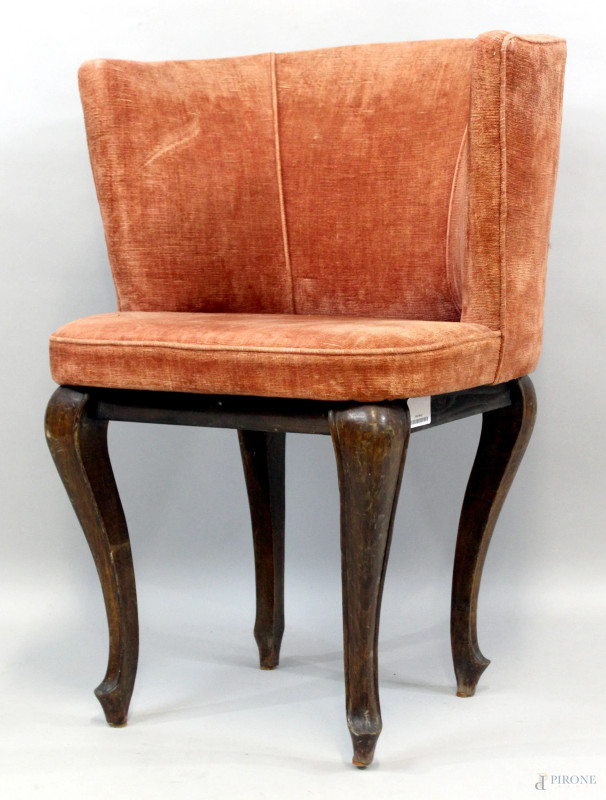 Poltroncina a pozzetto in noce, XIX secolo, seduta e schienale rivestiti in velluto rosa salmone, gambe mosse, cm h 76,5, (difetti).   - Asta ANTIQUARIATO E ARTE MODERNA - Aste Pirone