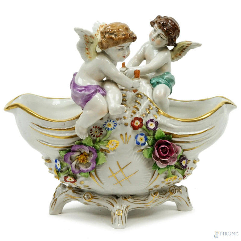 Centrotavola in porcellana policroma Capodimonte con coppia di cherubini alati, decori floreali, lumeggiature dorate, cm h 19x22x17, marcato sotto la base, (difetti)  - Asta ASTA A TEMPO di Arte Moderna e Antiquariato - Aste Pirone