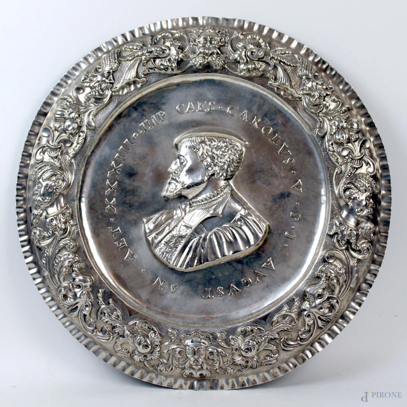 Grande piatto in argento, Germania, XIX secolo, raffigurante ritratto dell'imperatore Carlo V, decori a sbalzo, diam. cm 51,5, gr. 1580  - Asta Asta a Tempo di Antiquariato e Arte Moderna - Aste Pirone