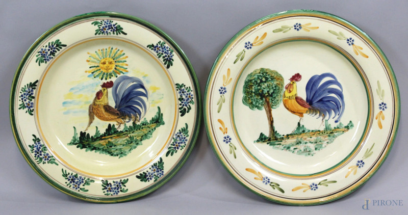 Coppia di grandi piatti in maiolica dipinta in policromia, riserve raffiguranti galli, tese decorate a motivi fogliacei, diam. cm 45, Ceramica Monteforte Grottaglie.  - Asta ASTA DI ARTE MODERNA E ANTIQUARIATO - Aste Pirone