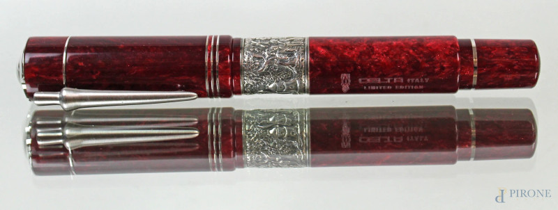 Delta Italy, don Quijote de la Mancha limited edition, penna stilografica in resina rossa marmorizzata con pennino 18K, finitura in argento 925 raffigurante Don Quijote contro i mulini a vento, lunghezza cm 14, entro cofanetto originale.  - Asta Asta a Tempo di Antiquariato e Arte Moderna - Aste Pirone