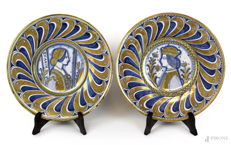 Coppia di piatti in maiolica a lustro, riserve raffiguranti profili di gentiluomo e gentildonna, diam. cm 25,5, manifattura Grazia Deruta, metà XX secolo.  - Asta ASTA DI ARTE MODERNA E ANTIQUARIATO - Aste Pirone