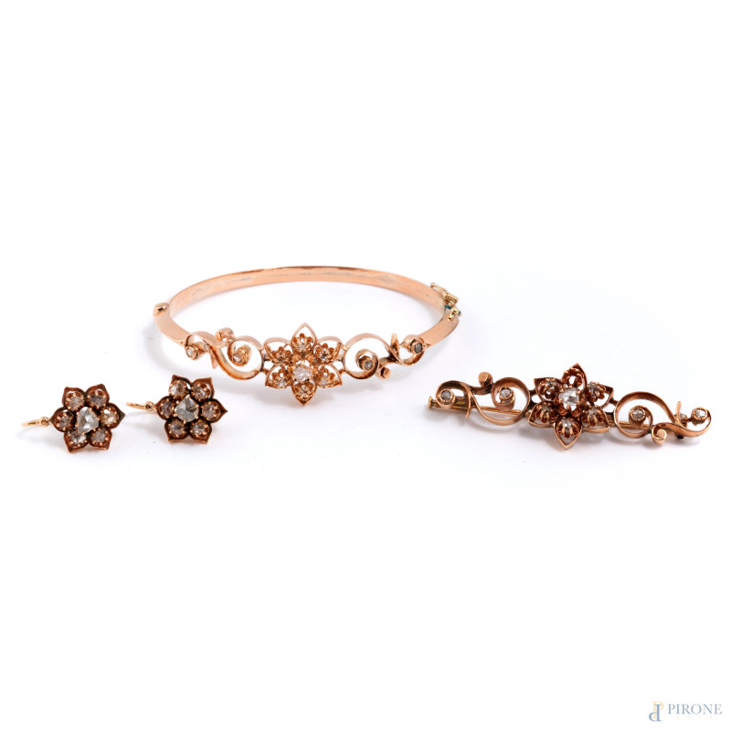 Parure in oro basso composta da bracciale, spilla e coppia di orecchini, peso complessivo gr 29, misura bracciale cm 5,5x4,5  - Asta  ASTA A TEMPO | VARIÆ - Aste Pirone