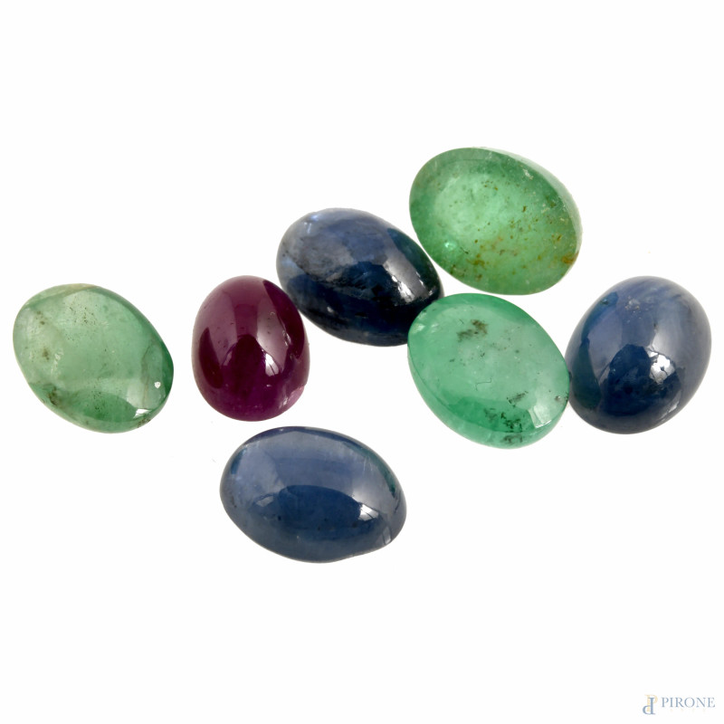 Lotto formato da 4 zaffiri cabochon ct 6 e 3 smeraldi cabochon ct 5,5, misura massima mm 7,9x6,1  - Asta ASTA A TEMPO | IN ARTE VERITAS - Aste Pirone