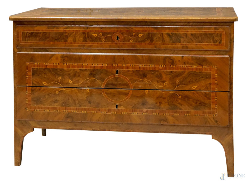 Comò Luigi XVI in legno impiallacciato ed intarsiato in varie essenze, piano di linea rettangolare, fronte a tre cassetti, cm h 87x120x56, (difetti).  - Asta ASTA DI ANTIQUARIATO E ARTE MODERNA - Aste Pirone