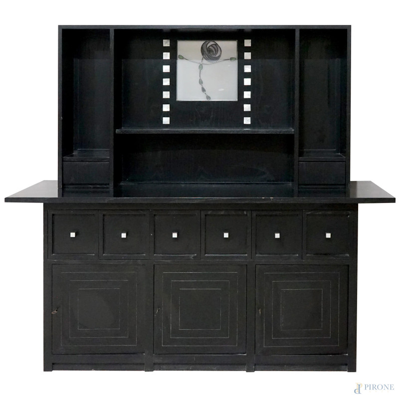 Credenza Mackintosh a due corpi in legno laccato nero, parte superiore a giorno decorata con pannello in vetro piombato, parte inferiore a sei cassettini cubi e tre sportelli pannellati, cm h 152x163x57, (difetti).  - Asta ASTA DI ARTE MODERNA, CONTEMPORANEA E VINTAGE - Aste Pirone