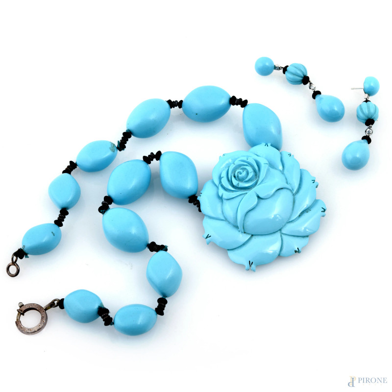 Parure composta da collana e orecchini in resina turchese con chiusura in argento, lunghezza massima cm 47  - Asta ASTA A TEMPO | VARIÆ - Aste Pirone