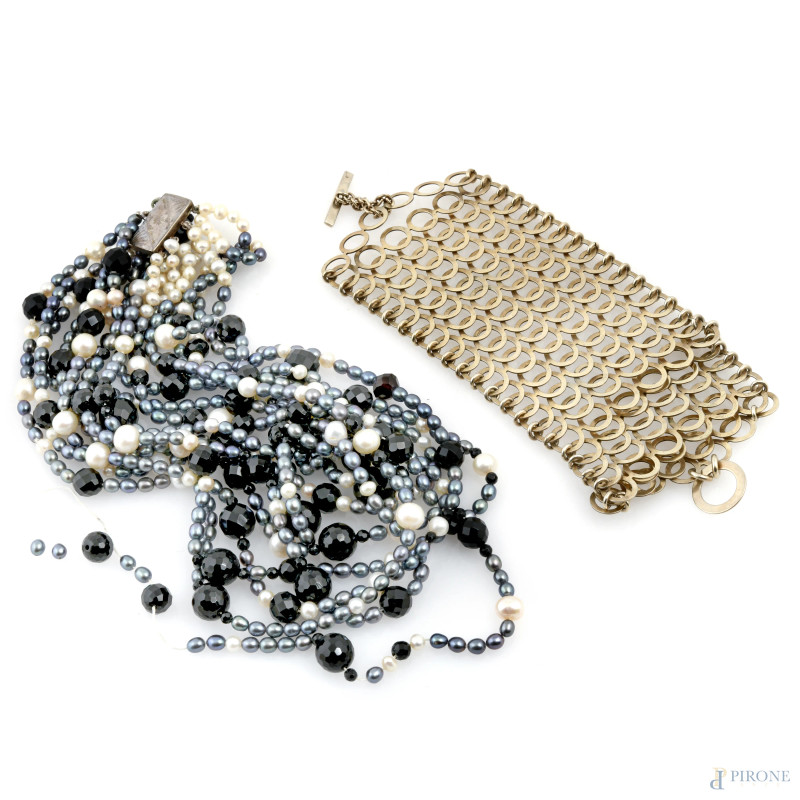 Lotto composto da collana di perle con chiusura in argento 800/000 e da bracciale in argento, lunghezza massima cm 42, peso bracciale gr 60 (segni di usura, rotture, difetti)  - Asta ASTA A TEMPO | VARIÆ - Aste Pirone