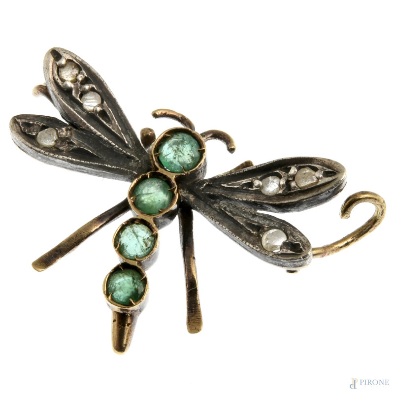 Piccola spilla a guisa di farfalla con montatura in argento 925 e pietre dure, XX secolo, cm 1,5x2, peso lordo gr.2,2, (difetti mancanze)  - Asta ASTA A TEMPO | VARIÆ - Aste Pirone