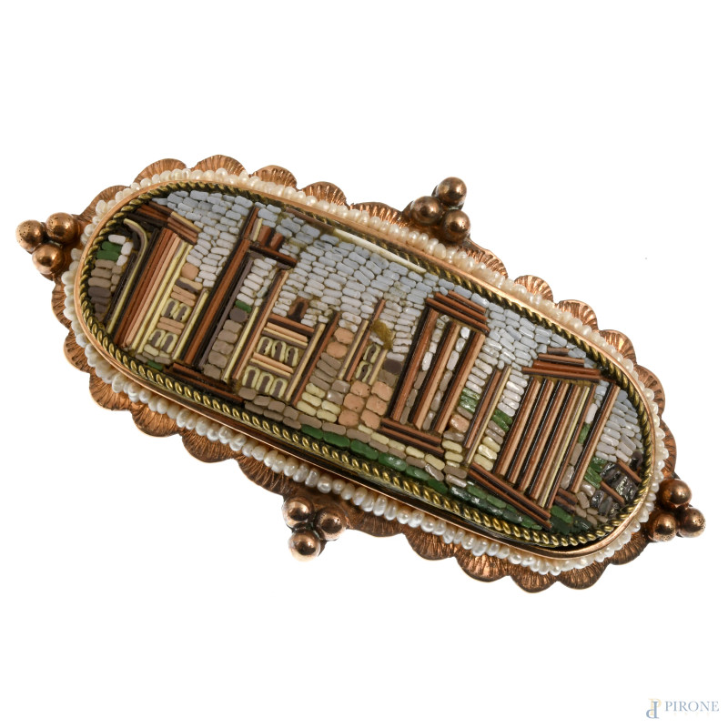 Spilla in oro 9 kt con micromosaico e microperle raffigurante veduta dei Fori, lunghezza cm 6, peso lordo complessivo gr 19  - Asta ASTA A TEMPO | PICTA MANENT - Aste Pirone