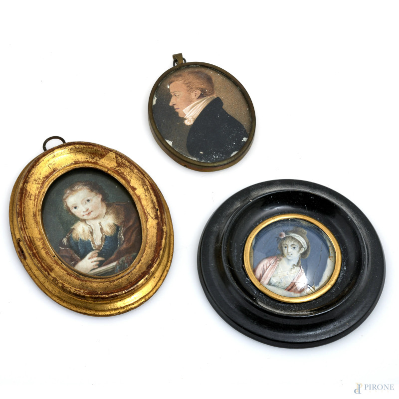 Lotto di tre miniature a serto circolare e ovale, XIX secolo, misure massime comprensive di cornice cm 11,5x9, (segni di usura, piccole lacune, lacerazioni)  - Asta ASTA A TEMPO | VARIÆ - Aste Pirone