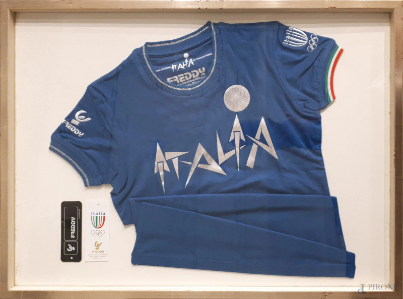 Maglia ufficiale della squadra italiana alle Olimpiadi di Pechino del 2008 con logo disegnato da Arnaldo Pomodoro, con cornice  - Asta ASTA A TEMPO | VARIÆ	 - Aste Pirone