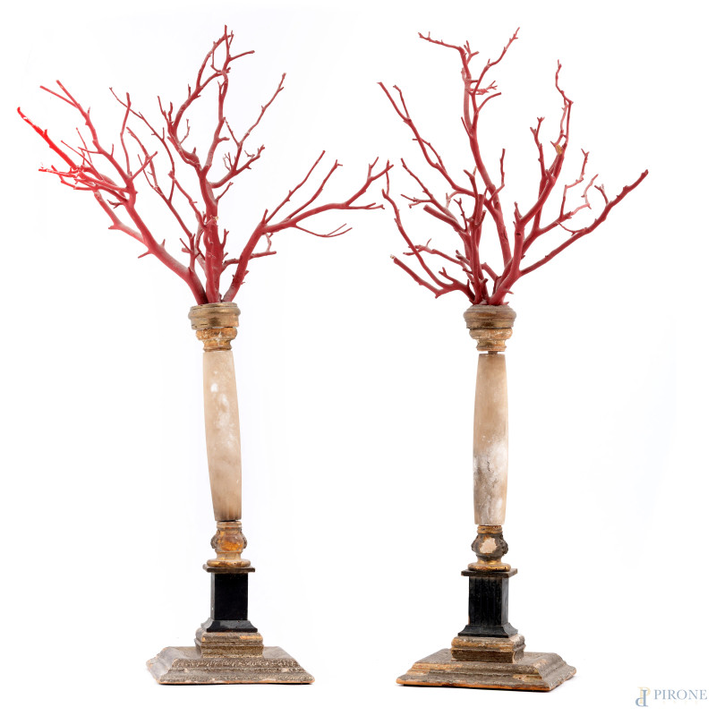 Coppia di colonne in materiali vari con elementi decorativi a guisa di corallo, XX secolo, altezza massima cm 76, (segni di usura, rotture, difetti)  - Asta ASTA A TEMPO | ELECTA - Aste Pirone