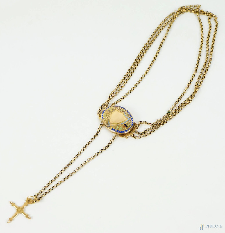 Collana in oro basso a tre fili con medaglietta centrale decorata a smalti policromi e pendente a croce, XIX secolo, lunghezza cm 33, peso gr.33,1, (piccoli difetti allo smalto)  - Asta ASTA A TEMPO - Aste Pirone