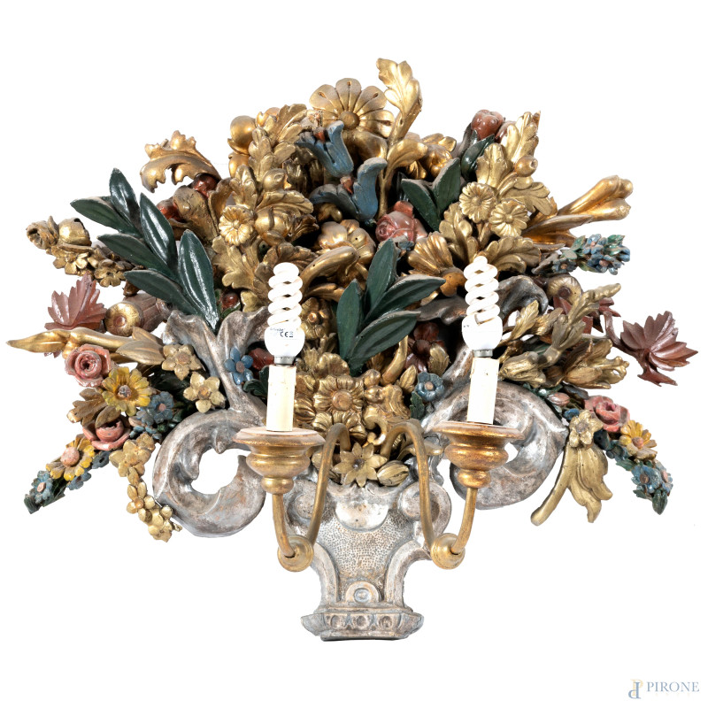 Applique a due luci in legno dorato e dipinto in policromia e intagliato a racemi vegetali e fiori, XX secolo, cm 57,5x68x31, (segni di usura, difetti, da revisionare)  - Asta ASTA A TEMPO | VARIÆ - Aste Pirone
