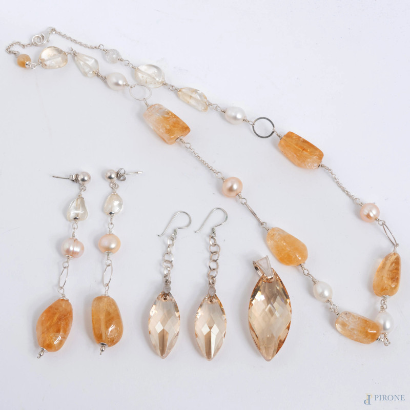 Parure composto da collana, ciondolo e due coppie di orecchini in argento 925, perle e pasta vitrea, lunghezza massima cm 50, peso lordo complessivo gr 76  - Asta ASTA A TEMPO | VARIÆ - Aste Pirone