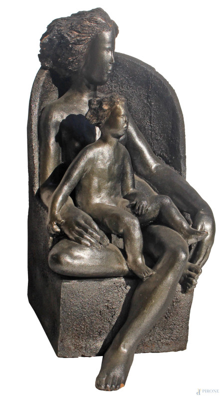 Alessandro Rocchi (1951) Madre e figlio su poltrona, 2015, terracotta patinata, cm 30x38x25, firmato.  L’opera è pubblicata sul catalogo ragionato dell’artista edito da Unione Europea Esperti d’Arte alla pag. 202. La vendita comprende anche una copia del catalogo    - Asta ANTIQUARIATO E ARTE MODERNA - Aste Pirone