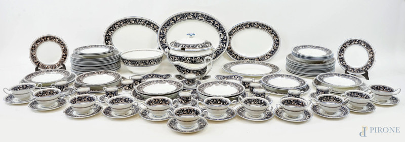 Servizio in porcellana, Wedgwood Bone China, Florentine 1956, tese con decori a grottesche, (pz.121), misure max cm 16x28x22, (difetti, un pezzo rotto)  - Asta ASTA A TEMPO DI ANTIQUARIATO E ARTE MODERNA - Aste Pirone