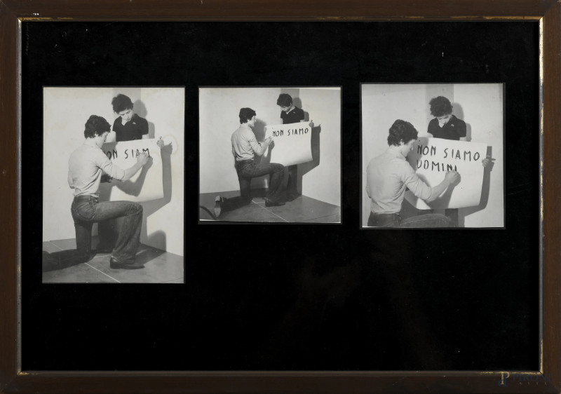 Tre fotografie di performance artistica entro unica cornice, XX secolo, misure comprensive di cornice cm 36x51, (segni di usura, difetti)  - Asta ASTA A TEMPO | VARIÆ	 - Aste Pirone