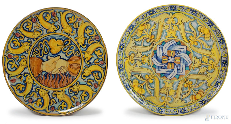 Lotto di due grandi piatti da muro in maiolica dipinta, XX secolo, decori raffiguranti soggetti diversi, diam. cm 53  - Asta ASTA DI ARTE MODERNA, CONTEMPORANEA E VINTAGE - Aste Pirone