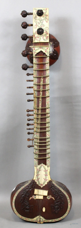 Sitar indiano, altezza cm. 122, (difetti).  - Asta SECONDA TORNATA D' ASTA A TEMPO DI FINE STAGIONE - Aste Pirone