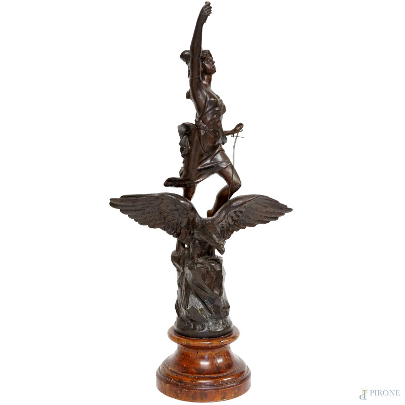 Ebe e l'aquila, scultura déco in metallo brunito, cm h 60, base in legno, (difetti, lucerna mancante).  - Asta ASTA A TEMPO DI ANTIQUARIATO E ARTE MODERNA - Aste Pirone