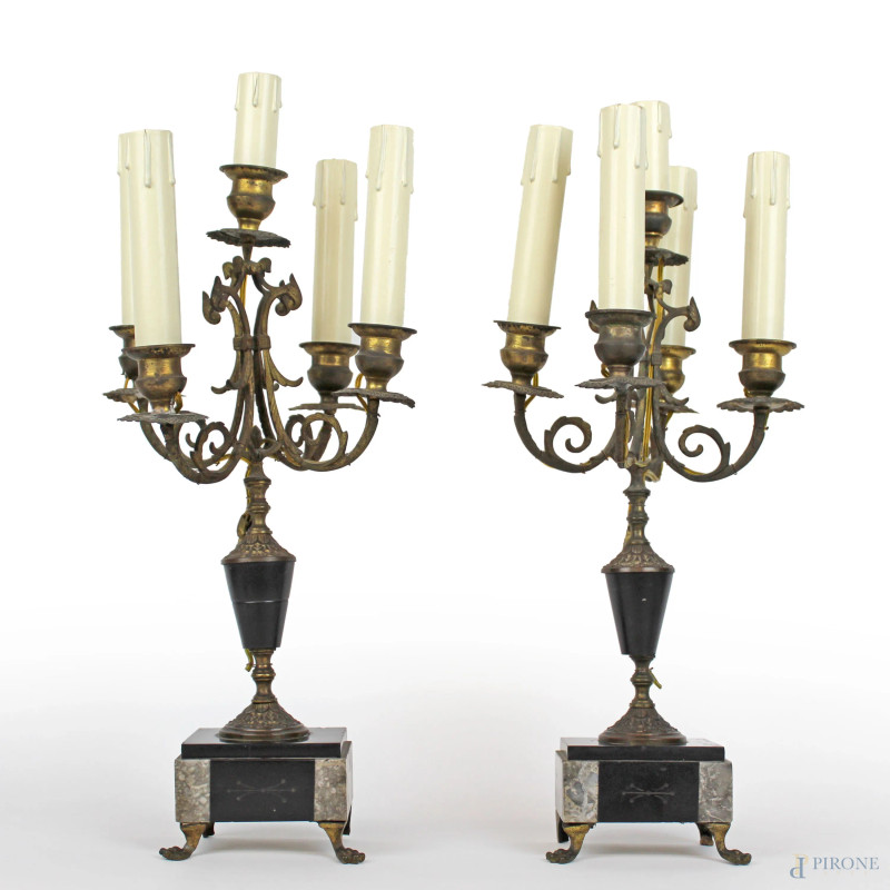 Coppia di candelabri in metallo dorato a cinque fiamme montati a lampada, cm h 44, XX secolo, (segni del tempo e meccanismi da revisionare).  - Asta ASTA DI ARTE MODERNA E ANTIQUARIATO - Aste Pirone