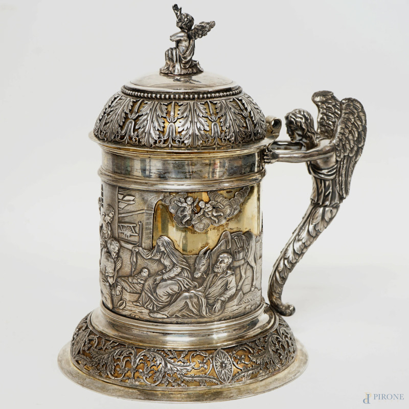 Raffinato tankard di area mittel-europea in argento con interno e particolari vermeil, inizi XIX secolo, cm h 31x24, peso gr. 2320 circa.  - Asta ASTA A TEMPO DI ANTIQUARIATO E ARTE MODERNA - Aste Pirone