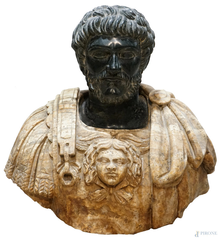 Busto dell'Imperatore Adriano, con armatura centrata da testa di gorgone, marmi policromi, cm h 59x63x30, XIX secolo, (difetti)  - Asta ASTA A TEMPO DI ANTIQUARIATO E ARTE MODERNA - Aste Pirone