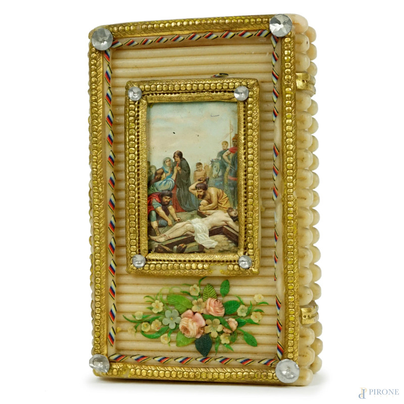 Libro, scultura modellata in cera policroma, riquadro raffigurante la Crocifissione di Cristo e bouquet di fiori policromi a rilievo, varie applicazioni,  cm 5x18,5x12, inizi XX secolo.  - Asta ASTA DI ANTIQUARIATO E ARTE MODERNA - Aste Pirone