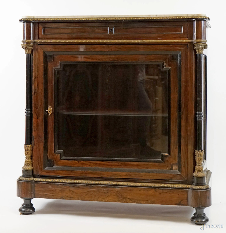 Vetrina in palissandro, XIX secolo, piano in marmo bianco, fronte ad un'anta ed un cassetto, montanti a colonna, piedi a cipolla, parti ebanizzate, finiture in bronzo dorato, cm 110x54x102, (difetti)  - Asta ASTA DI ANTIQUARIATO E ARTE MODERNA - Aste Pirone