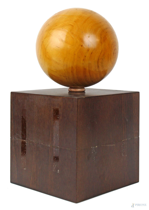 Il mondo nelle vostre mani, sfera su cubo in legno, cm h 35x18x18, edizione limitata Laura Del Bue per Alitalia.  - Asta Asta a Tempo di Antiquariato e Arte Moderna - Aste Pirone