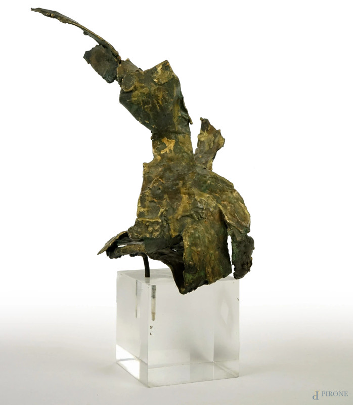 Senza titolo, scultura in bronzo dorato, cm h 29, XX secolo, poggiante su base cubica in plexiglass  - Asta I TORNATA DI ASTA A TEMPO DI ARTE MODERNA E ANTIQUARIATO - Aste Pirone