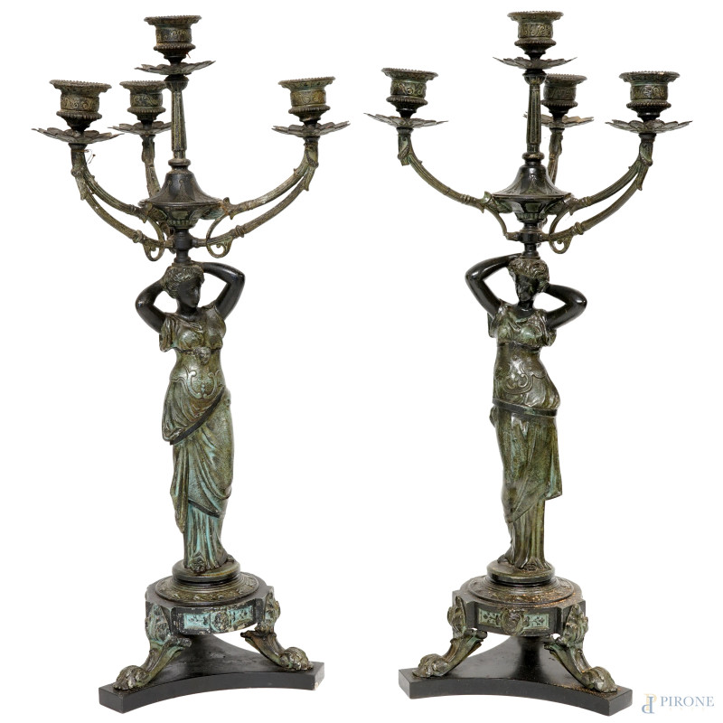 Coppia di candelabri in metallo argentato, a cinque bracci sorretti da figure femminili a tutto tondo, poggianti su base a tre piedi ferini, cm h 76, fine XIX-inizi XX secolo, (segni del tempo).  - Asta ASTA A TEMPO DI ANTIQUARIATO E ARTE MODERNA - Aste Pirone