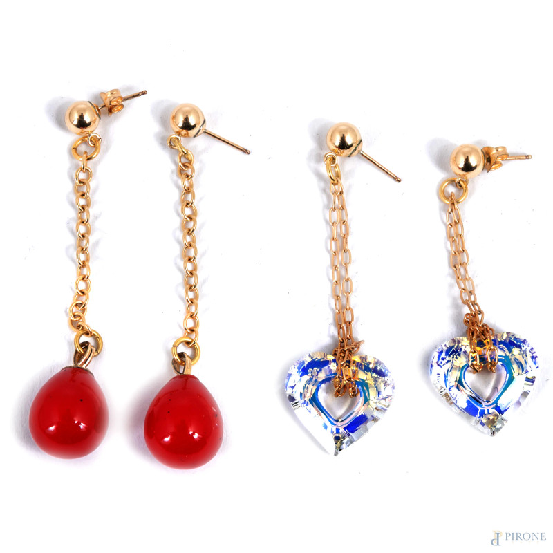 Lotto composto da due orecchini in metallo dorato 14 kt e elementi in resina, lunghezza massima cm 7, (mancanza di due fermezze agli orecchini)  - Asta ASTA A TEMPO | VARIÆ - Aste Pirone