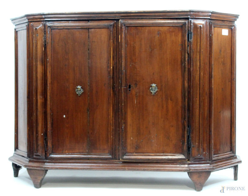 Credenza scantonata in legno tinto a noce, XVIII-XIX secolo, fronte a due sportelli e due ripiani interni, arte povera, cm h 104x143x42,5, (difetti e segni del tempo).  - Asta PRIMA TORNATA D' ASTA A TEMPO DI FINE STAGIONE - Aste Pirone