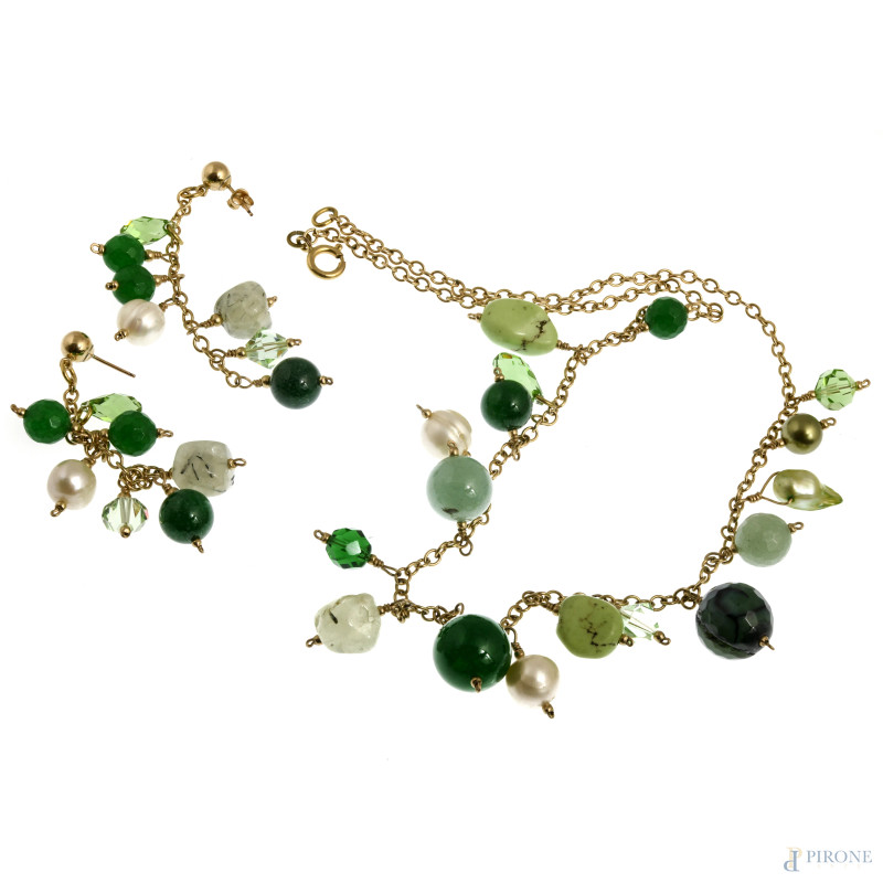 Parure composta da collana e orecchini in oro 14 kt , pietre dure nei toni del verde e perle, lunghezza orecchini cm 7, lunghezza collana cm 49, peso complessivo lordo gr 48, (mancanza di una farfallina)  - Asta ASTA A TEMPO | VARIÆ - Aste Pirone