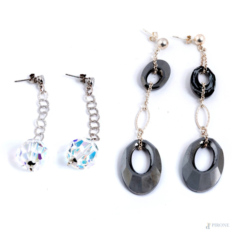 Lotto composto da due paia di orecchini in metallo argentato ed elementi in pasta vitrea, lunghezza massima cm 5,5  - Asta ASTA A TEMPO | VARIÆ - Aste Pirone